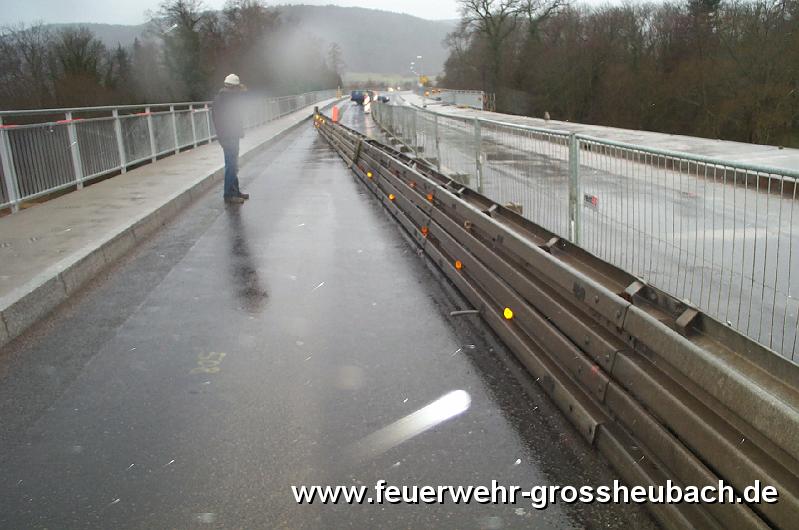 sturm 01-03-08 103.jpg - Der Sturm hat den Fahrbahnteiler so stark verschoben das kein Fahrzeug mehr die Brücke passieren konnte.